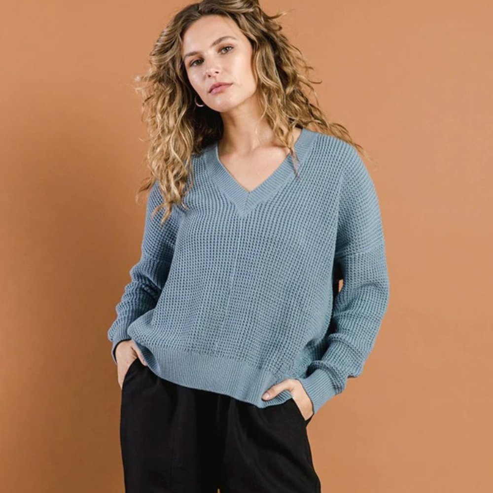 Tradlands CANYON V-NECK SWEATER in HARBOR